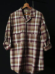 詳細画像: キューバンカラーと胸前のフラップポケットのディテール。チェック柄の鮮明さとシャツの質感を強調。
モデル画像: モデルがMADRAS (マドラス) チェック柄シャツを着用したスタイリング例。実際の着用感やフィット感を視覚的に伝える。