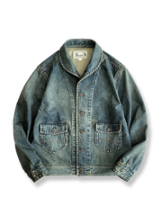 マンダリンカラーとブリーチウォッシュ加工が特徴のデニムジャケット