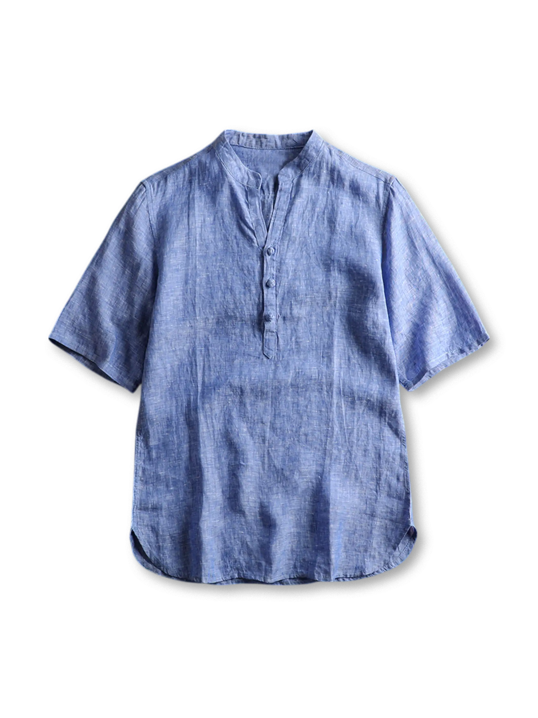 100%リネン素材のマンダリンカラー半開襟ヘンリーシャツ、自然な色落ちとラウンドヘムが特徴