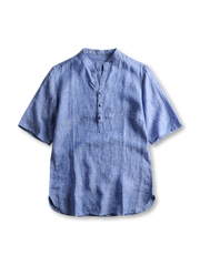 100%リネン素材のマンダリンカラー半開襟ヘンリーシャツ、自然な色落ちとラウンドヘムが特徴