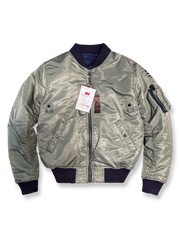 リバーシブル仕様の防風防水フライトジャケット。ネイビーブルー/ミリタリーグリーン両面、毛玉防止リブ、3Mシンサレート中綿、CC社ダブルジッパーを特徴とするアイテム。