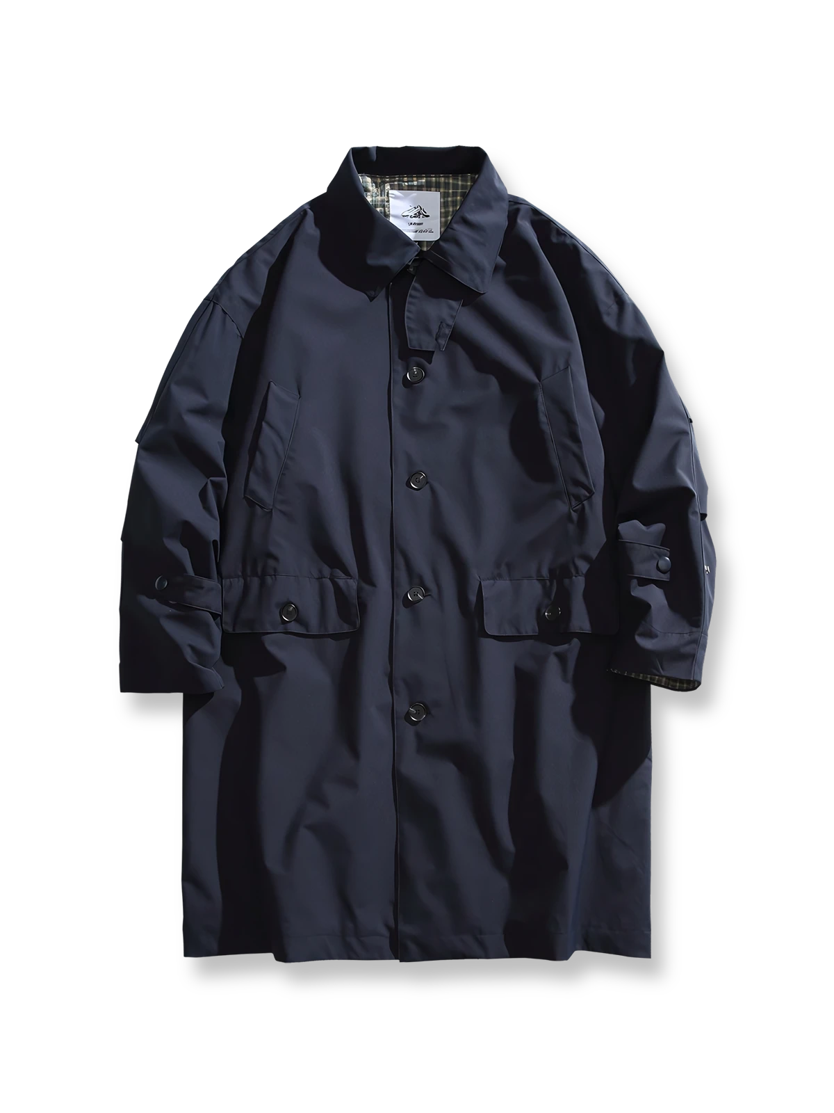 防風素材とチェック柄裏地を備えたミディアム丈ロングカラーコート。袖口調整付き。