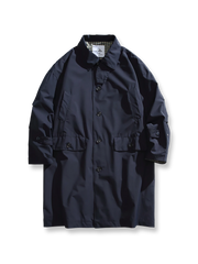 防風素材とチェック柄裏地を備えたミディアム丈ロングカラーコート。袖口調整付き。