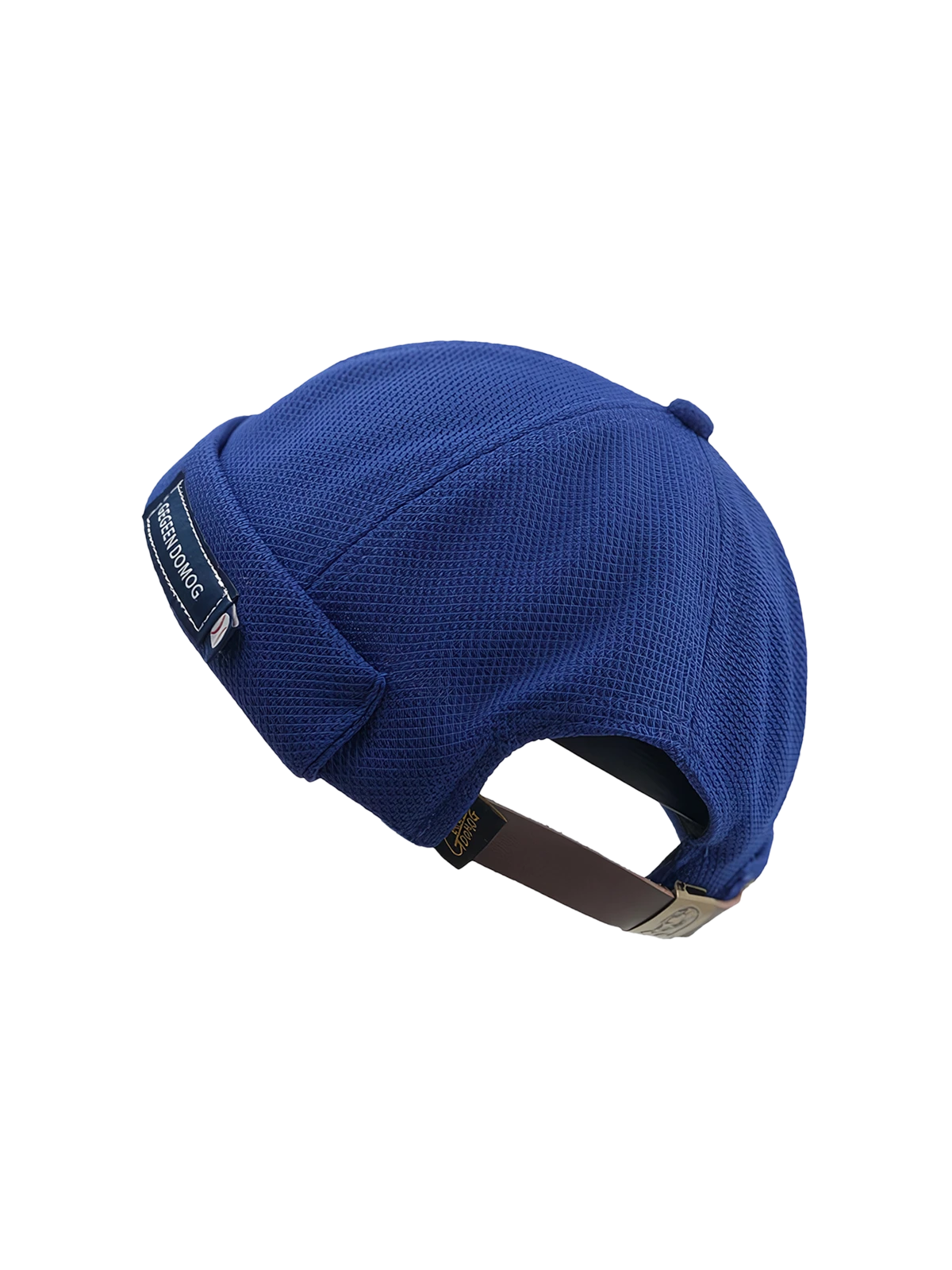 メッシュ素材で通気性に優れたブリムなしキャップ、後部に調節ストラップ付き。