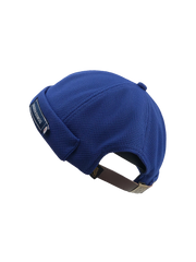 メッシュ素材で通気性に優れたブリムなしキャップ、後部に調節ストラップ付き。