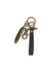 タンニンなめし革とヴィンテージ真鍮製、丁寧にカービングされたフェザーデザインのキーホルダー