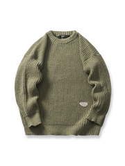 メタルタグ付きのゆったりシルエットクルーネックセーター。