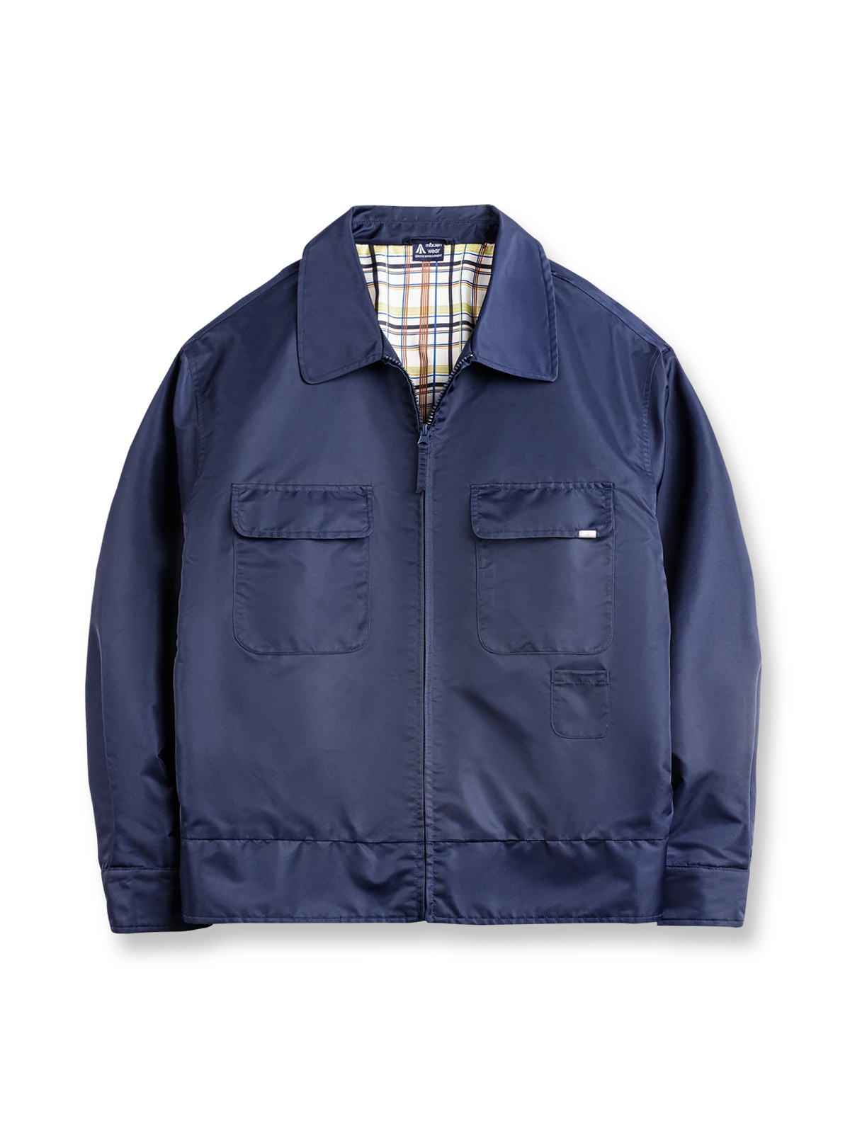 ミッドナイトネイビー色、挑戦者の精神を表す刺繍が背面に施された軽量ナイロンワークジャケット