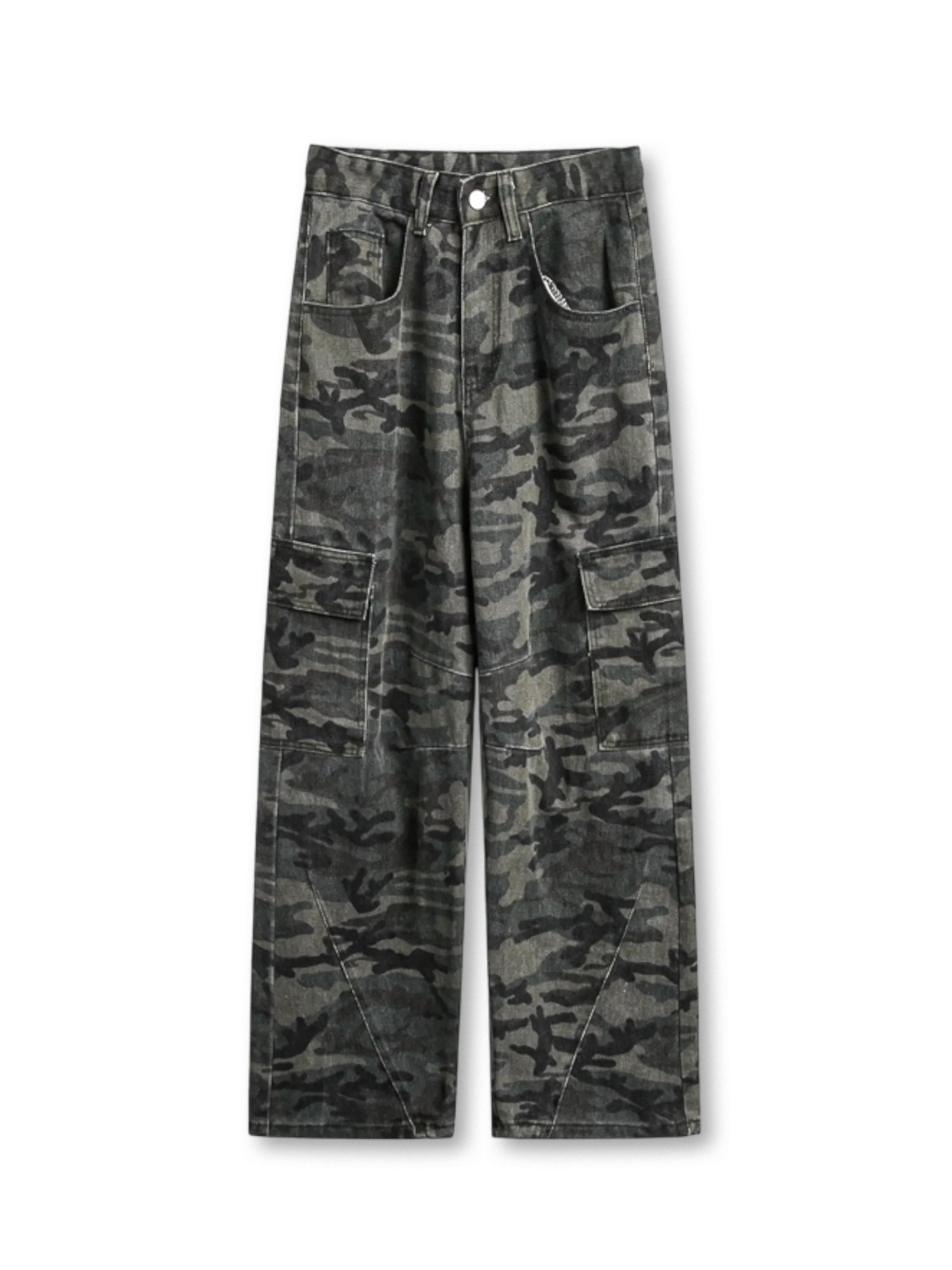 ムラ加工のウォッシュでヴィンテージ感を出したアメリカンミリタリーテイストのカモワークパンツ。ストレートシルエットとカモ柄が特徴。