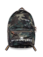 ヴィンテージキャンバスとグラフィティプリントが特徴のミリタリースタイルバックパック。