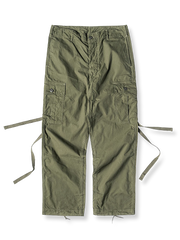 多機能ポケットと股下ガゼットが特徴のミリタリーインスパイアドカーゴパンツ。