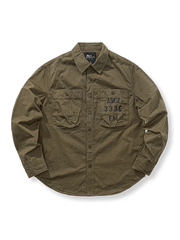 水洗い仕上げのコットンツイル素材を使用したミリタリースタイル長袖シャツ