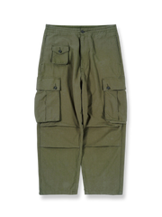 ミリタリースタイル生地とバルーンポケットが特徴のガーメントウォッシュ加工ワークパンツ