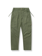 立体感のあるデザインと多機能ポケットが特徴のミリタリースタイルグルカパンツ