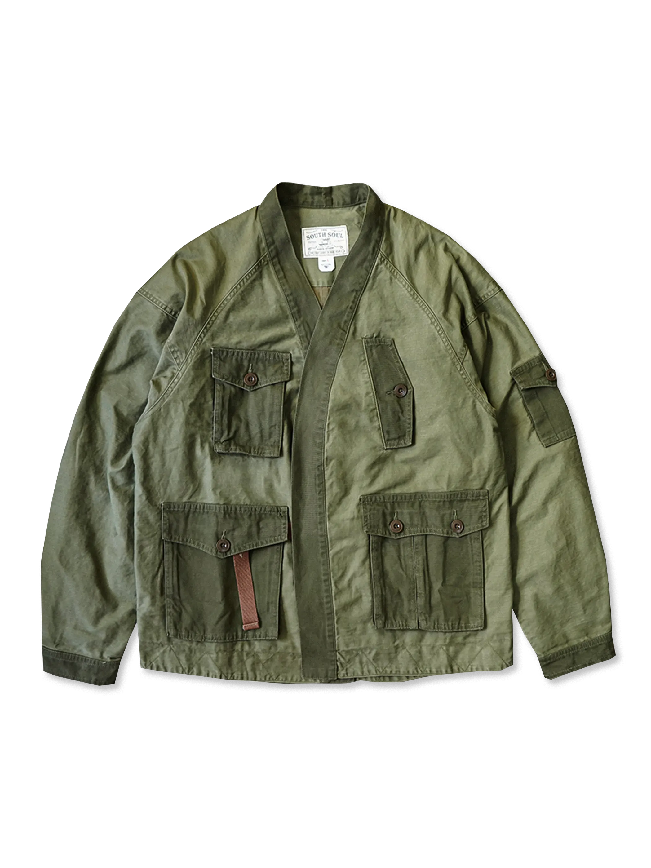 ミリタリースタイルのショルダーポケット付き半纏。6つの大容量ポケットと高密度素材を使用し、ゆったりとしたショルダースリーブで快適な着心地を実現。