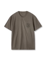 ヴィンテージ感ある酵素洗いコットン生地と擦れプリントが特徴のミリタリーテイストVネックポケットTシャツ