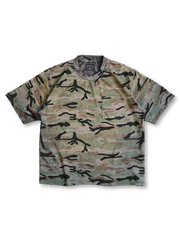 グラデ迷彩とウォッシュ加工が映えるミリタリーヴィンテージTシャツ