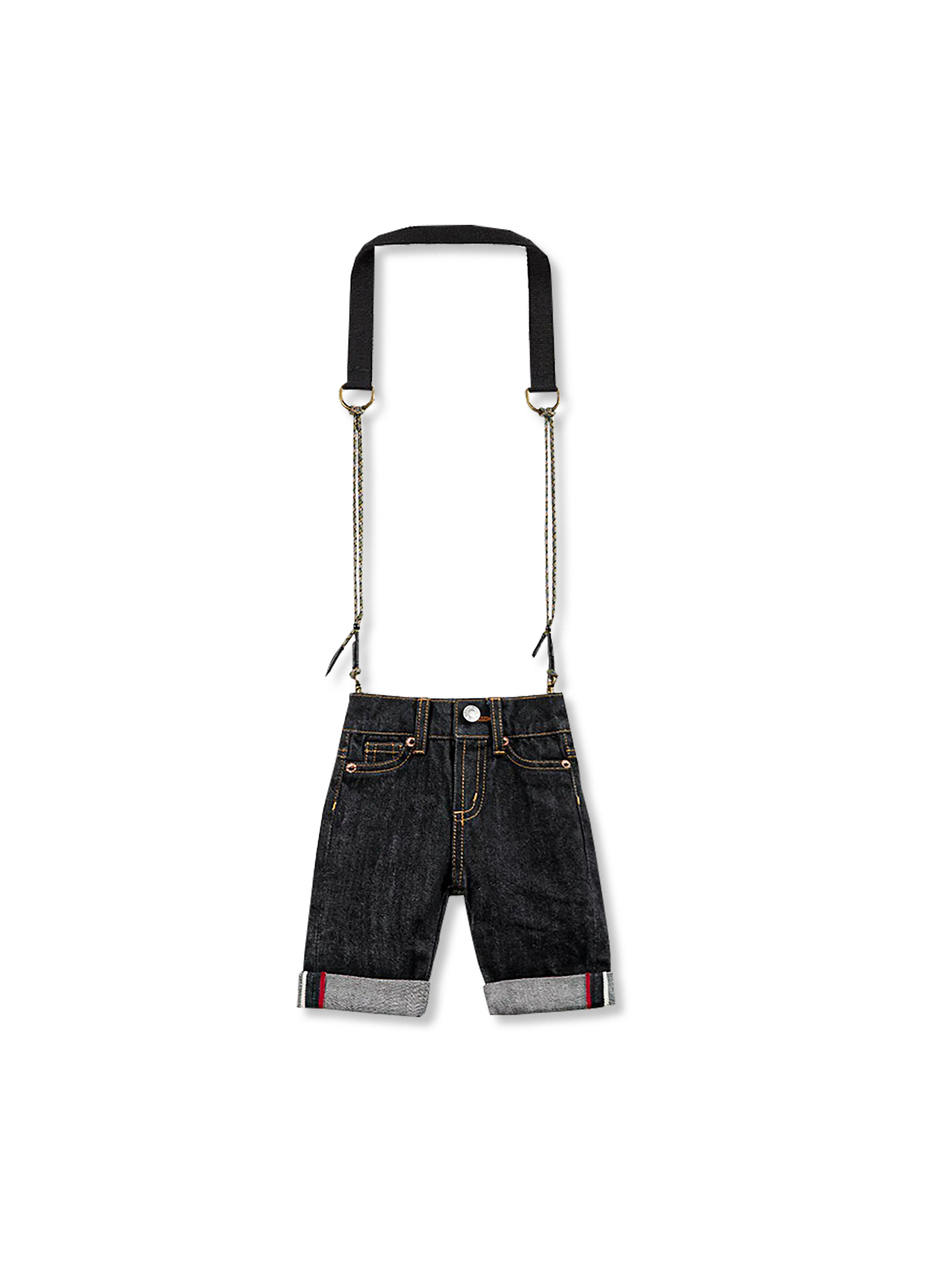 5ポケットデニムパンツをモチーフにしたセルビッジデニム素材のミニショルダーバッグ。ダブルステッチ加工で耐久性を強化し、長さ調整可能なストラップ付きの2WAY仕様。スマートフォンやカードケースを収納可能なコンパクトなデザイン。