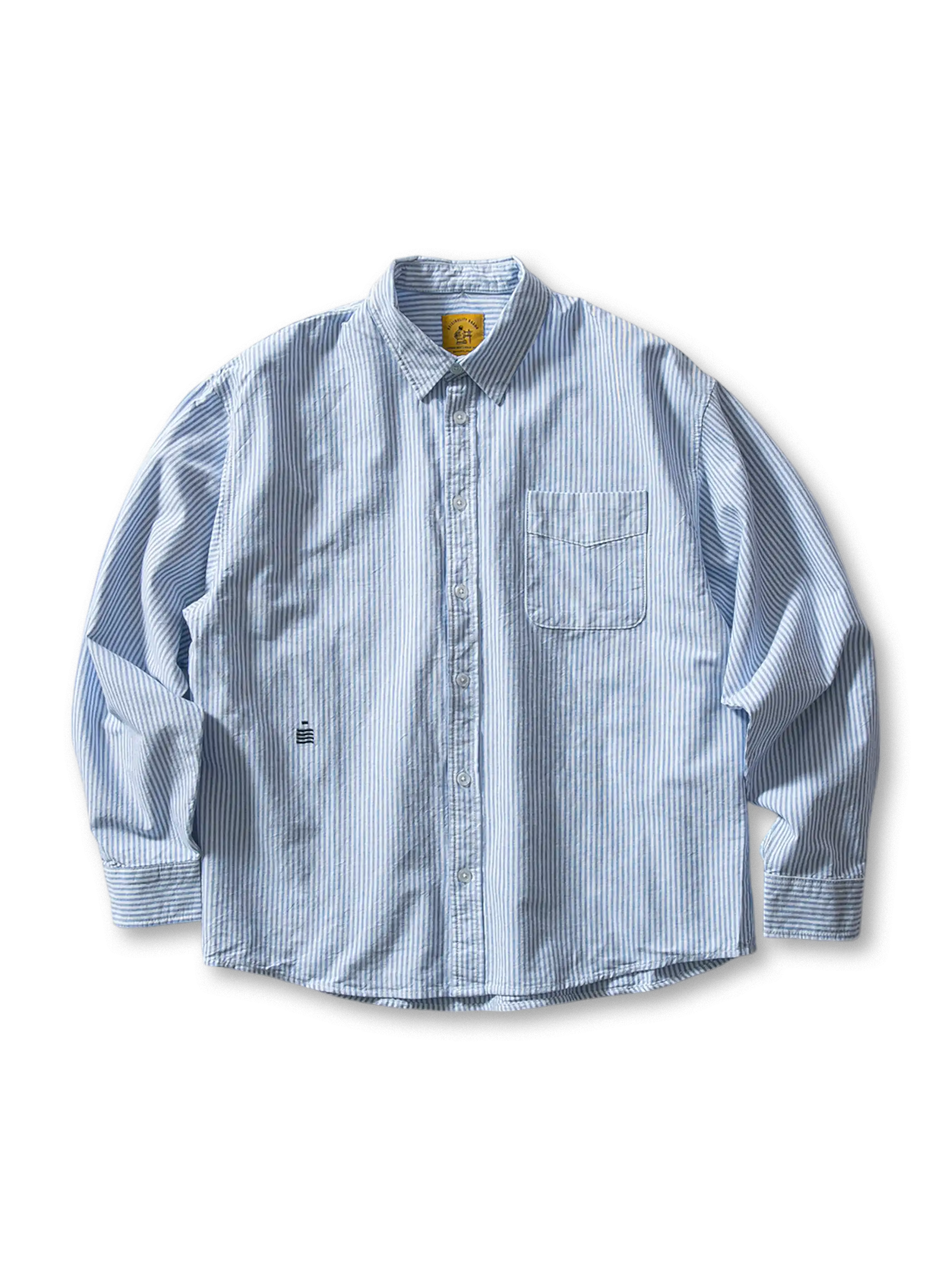 ストライプ柄と胸元ミニ刺繍が特徴のコットン100%オックスフォードシャツ。快適で多用途に活躍。