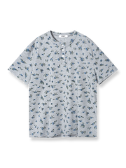 小花柄プリントとヘンリーネックが特徴の半袖Tシャツ