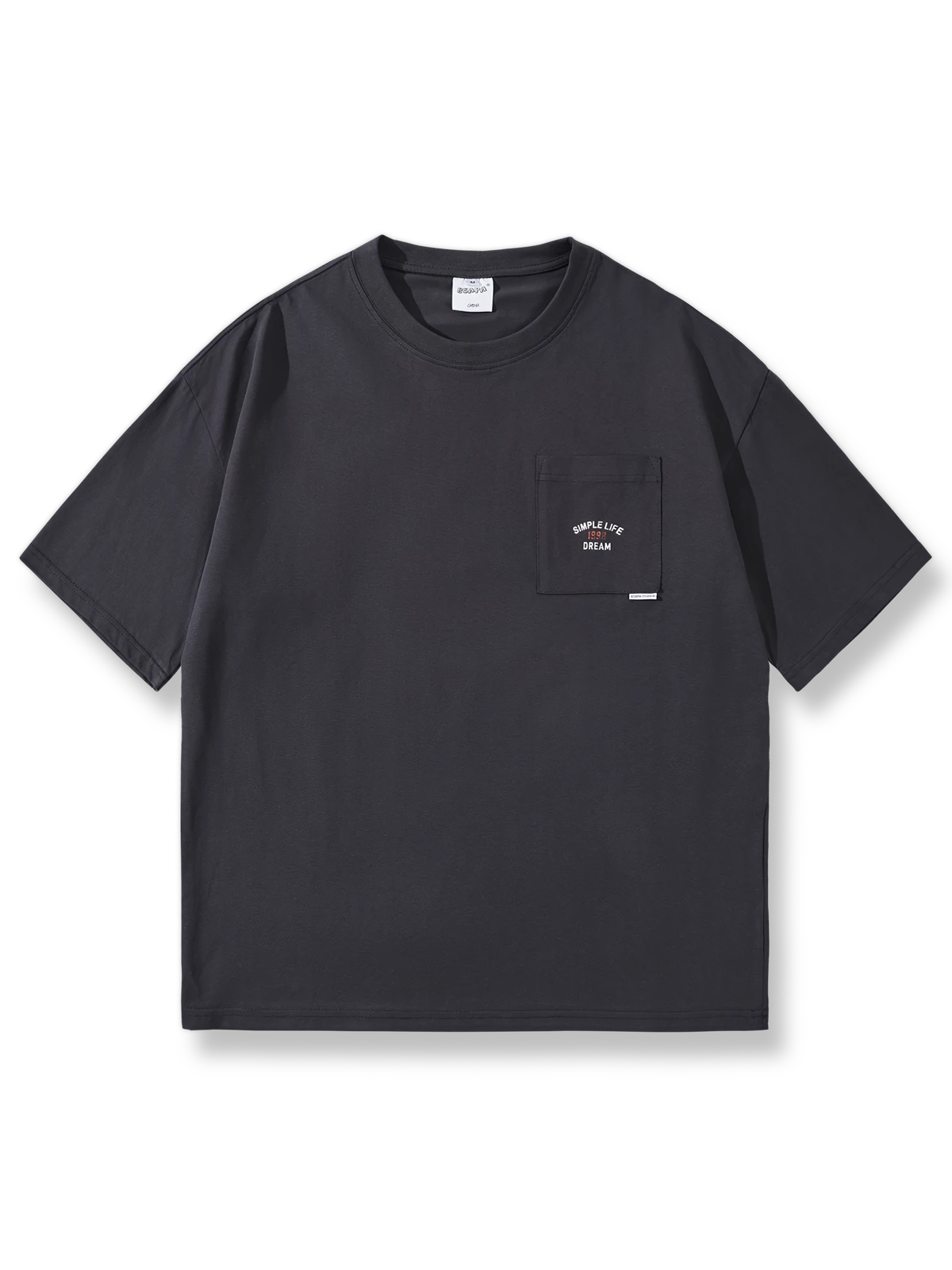 シンプルなプリントが映えるラウンドネック半袖Tシャツ。