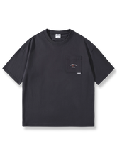 シンプルなプリントが映えるラウンドネック半袖Tシャツ。
