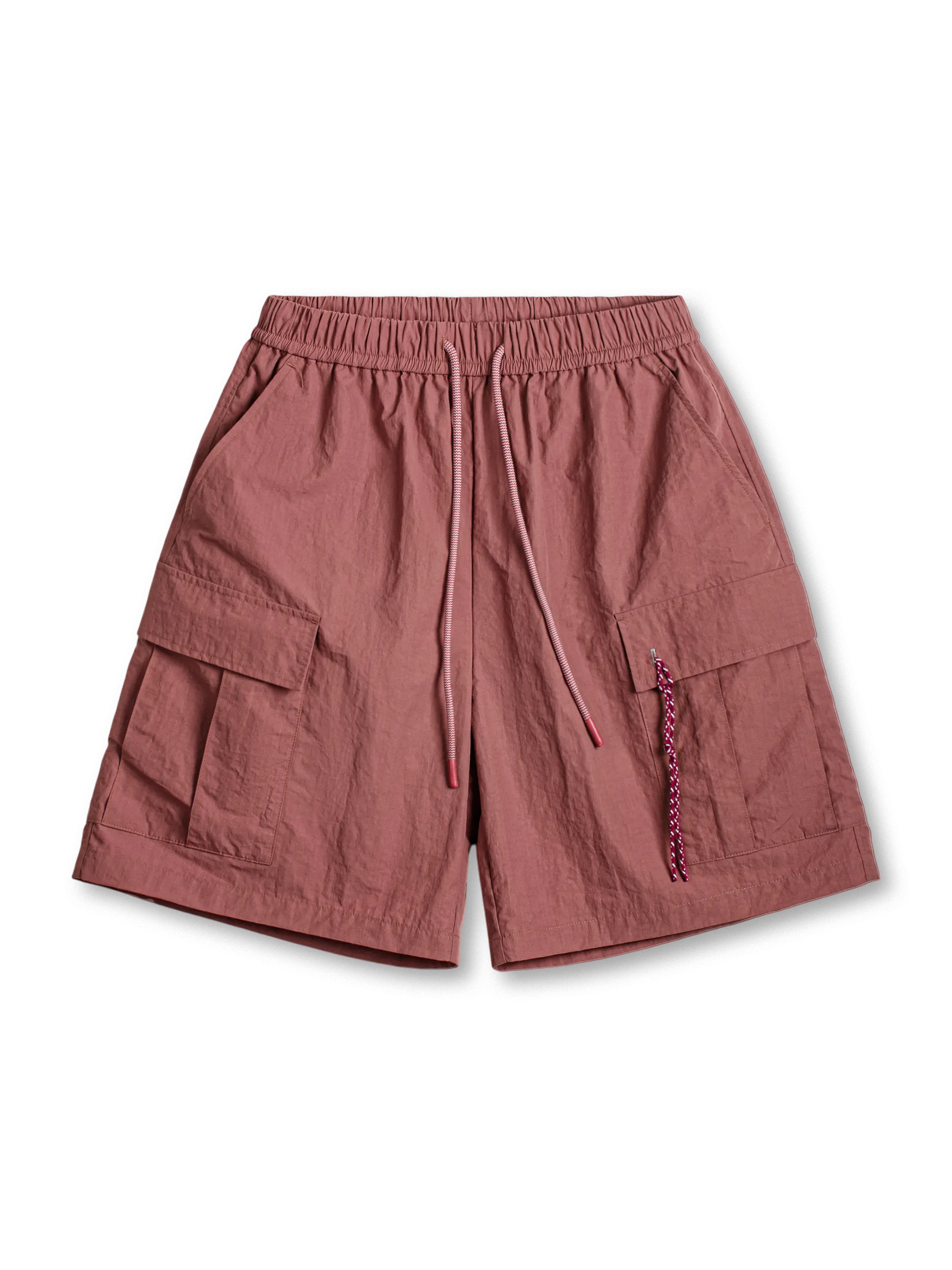 薄手ナイロン素材で作られた撥水通気性カーゴショーツ、特徴的なポケットとドローコード付きのデザイン