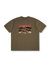 漫画風の一コマプリントが特徴の270g純綿Tシャツ。耐摩耗性と通気性に優れ、快適な着心地を実現。
