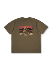 漫画風の一コマプリントが特徴の270g純綿Tシャツ。耐摩耗性と通気性に優れ、快適な着心地を実現。