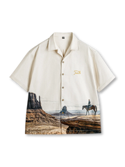 モニュメントバレー大判プリントとFaith刺繍が特徴の軽量ポリエステルキューバシャツ。椰子ボタン付きでヴィンテージ感。