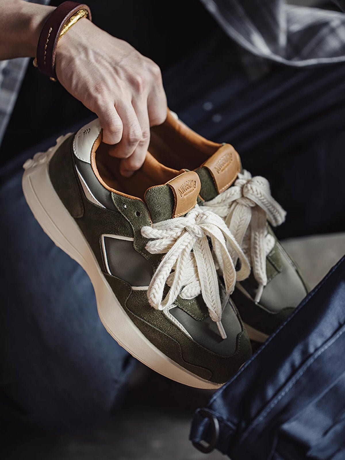 詳細画像: ラバーソールとスエードアッパーのディテールをクローズアップした画像