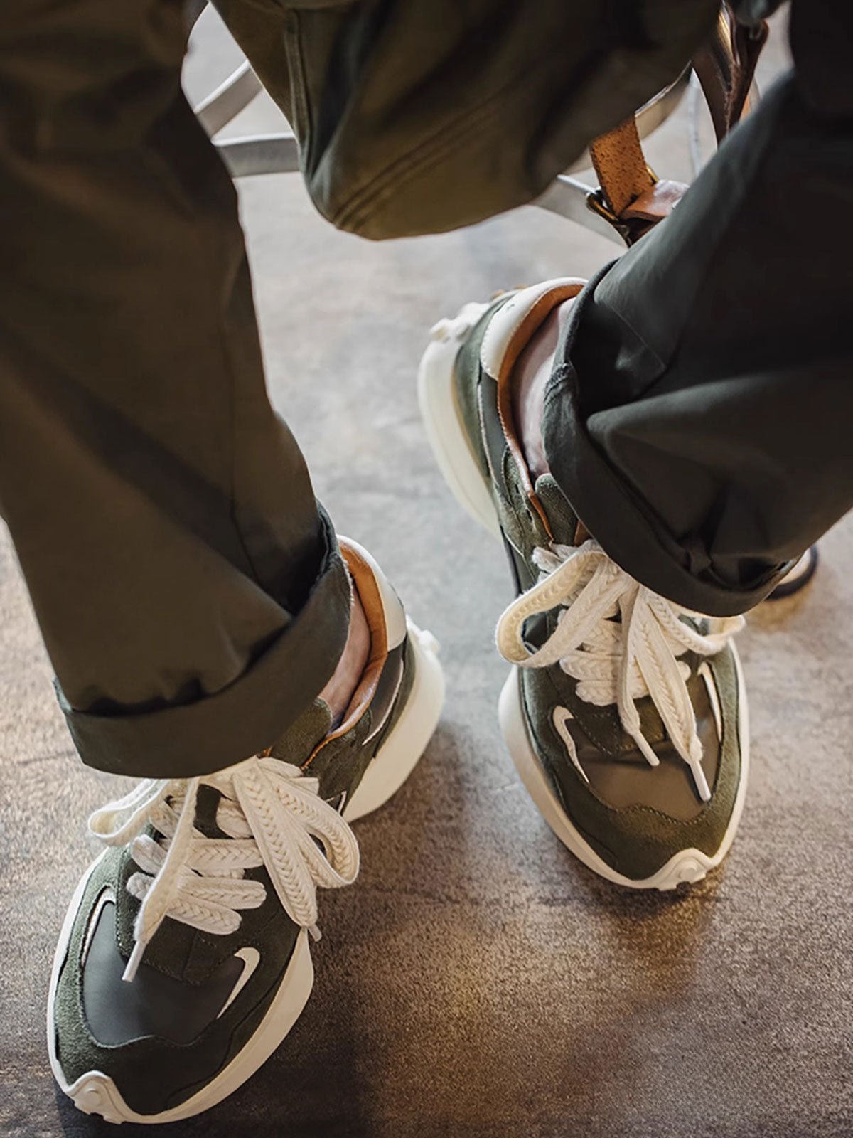 詳細画像: ラバーソールとスエードアッパーのディテールをクローズアップした画像