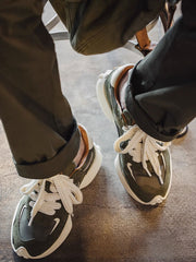 詳細画像: ラバーソールとスエードアッパーのディテールをクローズアップした画像