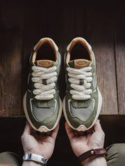 詳細画像: ラバーソールとスエードアッパーのディテールをクローズアップした画像