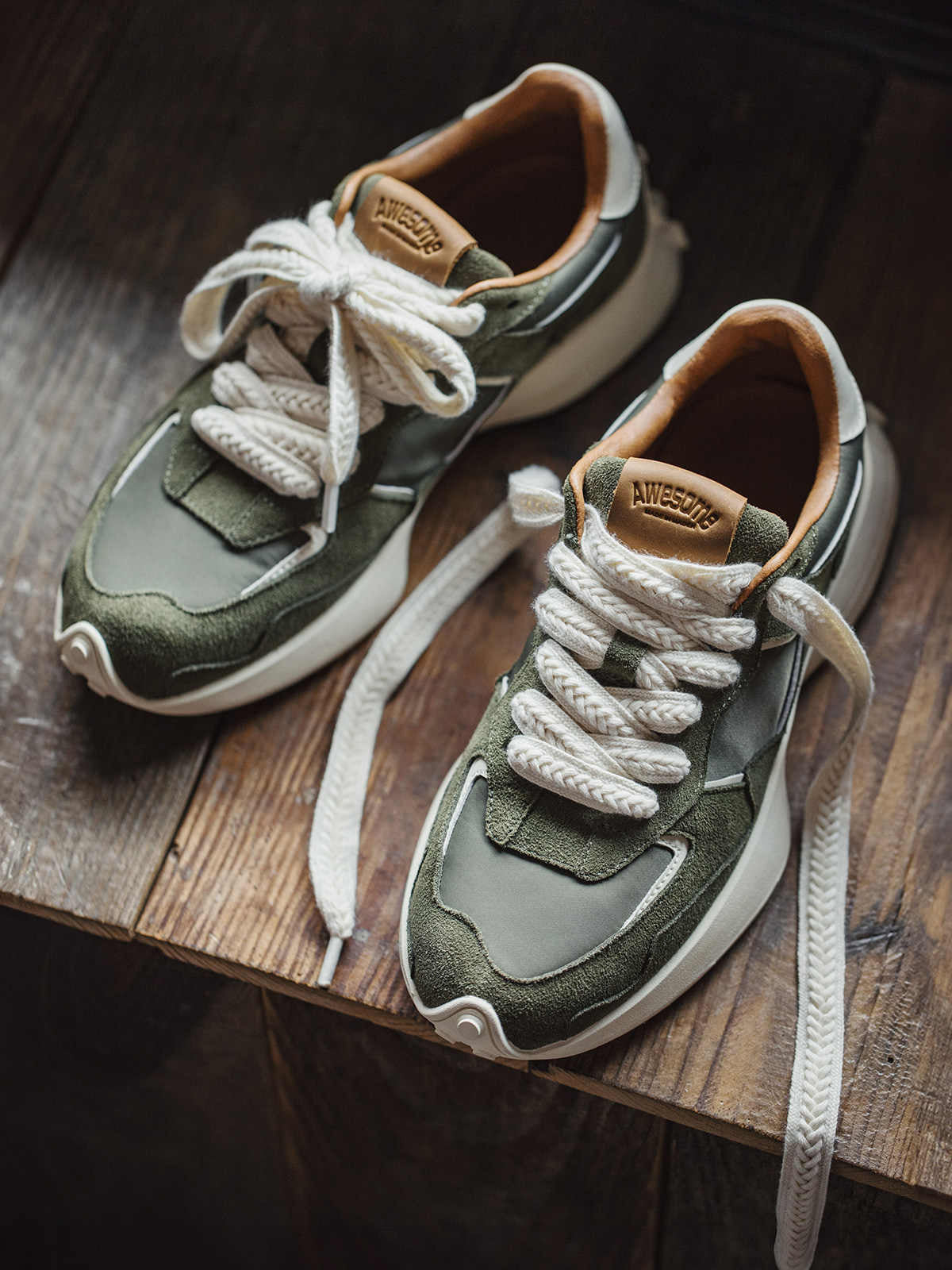 詳細画像: ラバーソールとスエードアッパーのディテールをクローズアップした画像