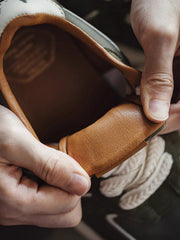 詳細画像: ラバーソールとスエードアッパーのディテールをクローズアップした画像