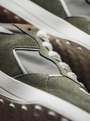 詳細画像: ラバーソールとスエードアッパーのディテールをクローズアップした画像