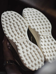 詳細画像: ラバーソールとスエードアッパーのディテールをクローズアップした画像