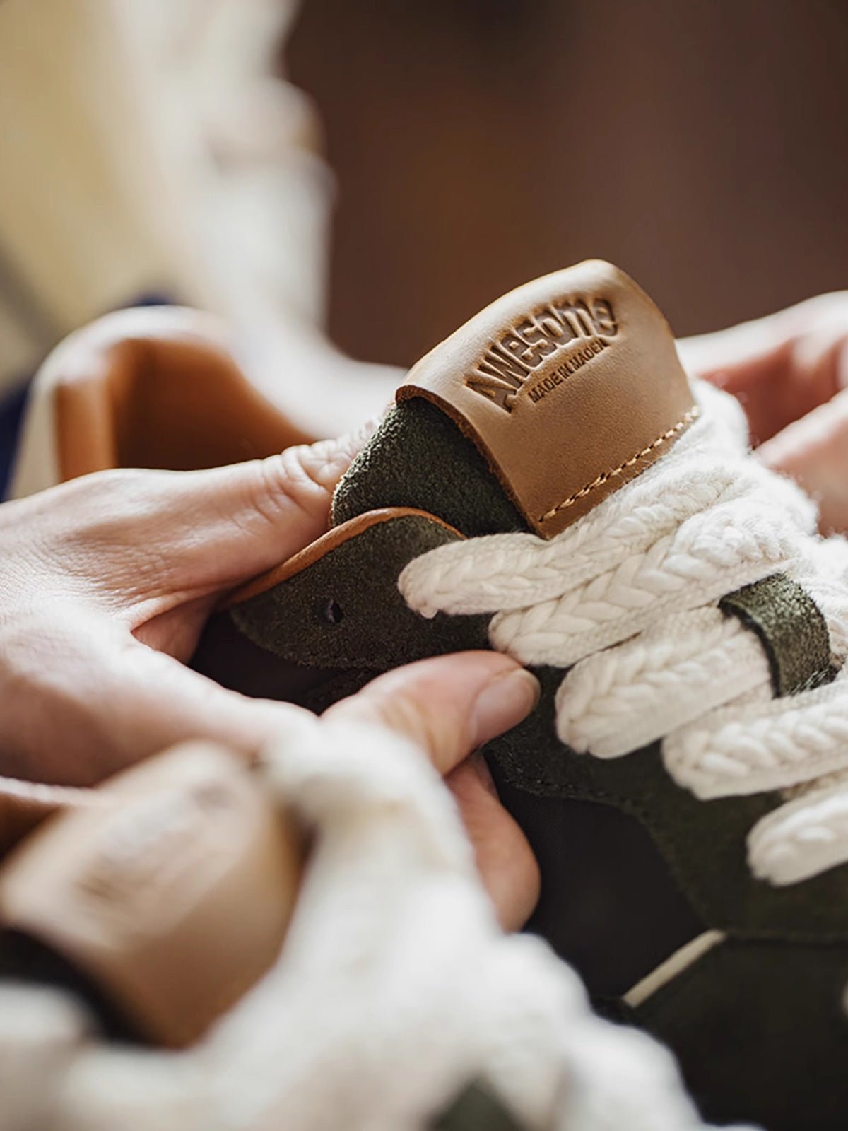 詳細画像: ラバーソールとスエードアッパーのディテールをクローズアップした画像