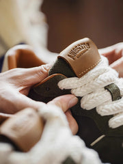 詳細画像: ラバーソールとスエードアッパーのディテールをクローズアップした画像