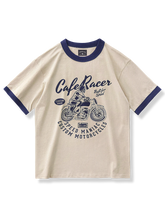 バイクプリントをあしらった丸襟のコントラストTシャツ。