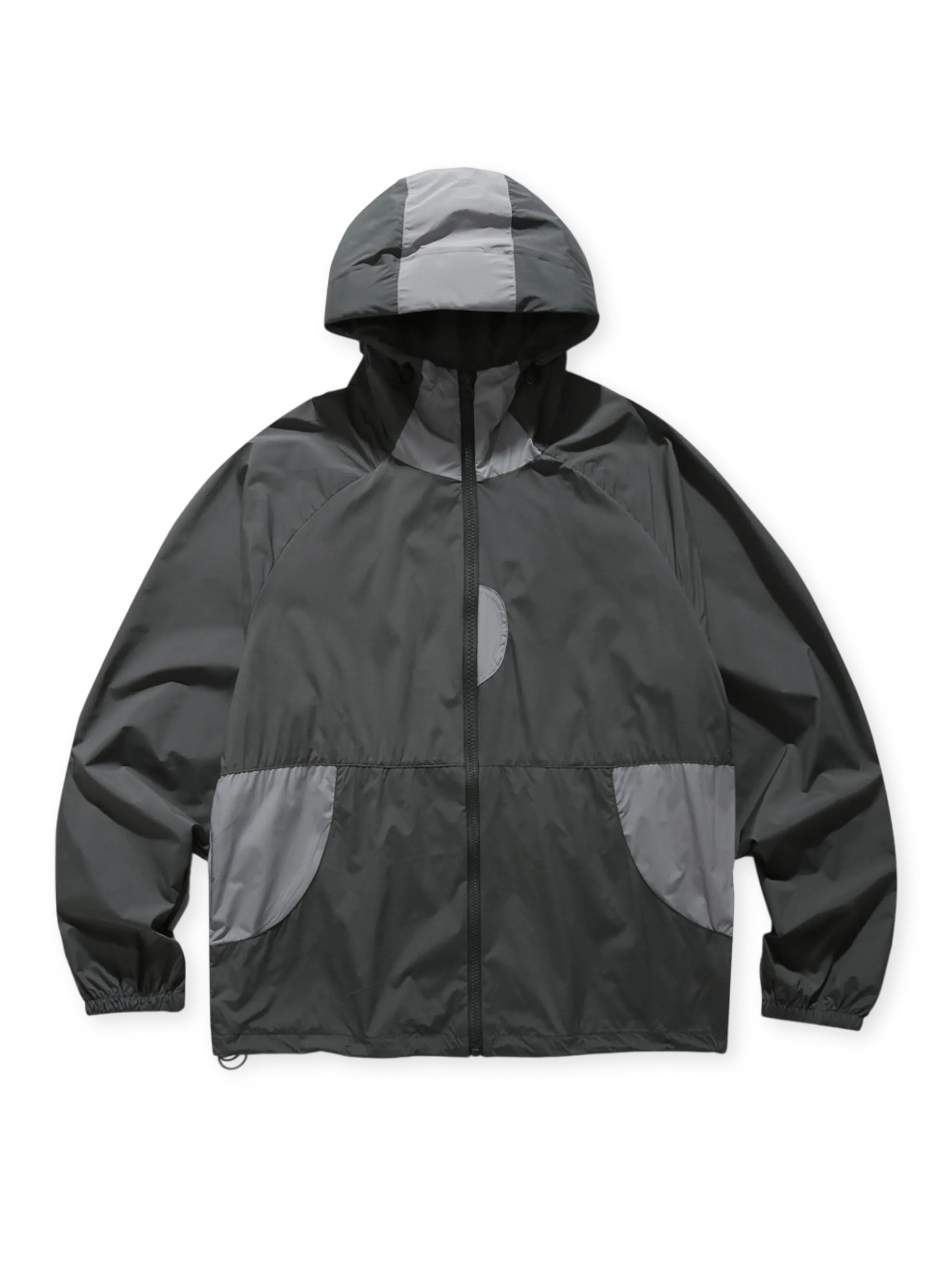 耐久性と防滴性に優れたポリエステル素材のカラーブロックフーデッドジャケット。ドローコード付きでシルエット調整可能。