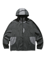 耐久性と防滴性に優れたポリエステル素材のカラーブロックフーデッドジャケット。ドローコード付きでシルエット調整可能。
