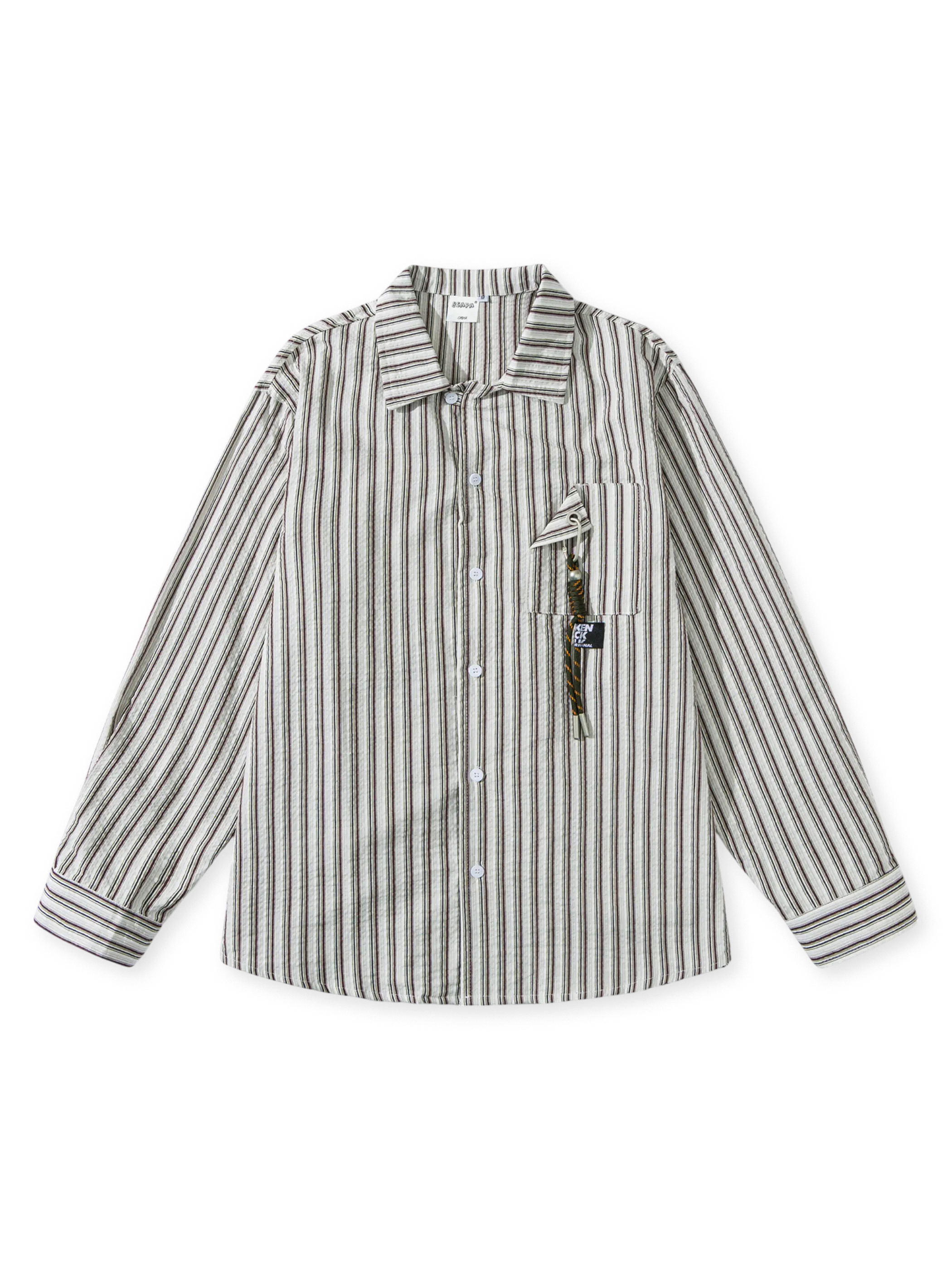 泡泡綿素材のルーズシルエット、メタルフック付き胸ポケットが特徴のマウンテンテイスト ストライプシャツ。