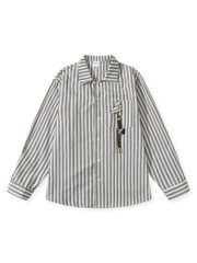 泡泡綿素材のルーズシルエット、メタルフック付き胸ポケットが特徴のマウンテンテイスト ストライプシャツ。