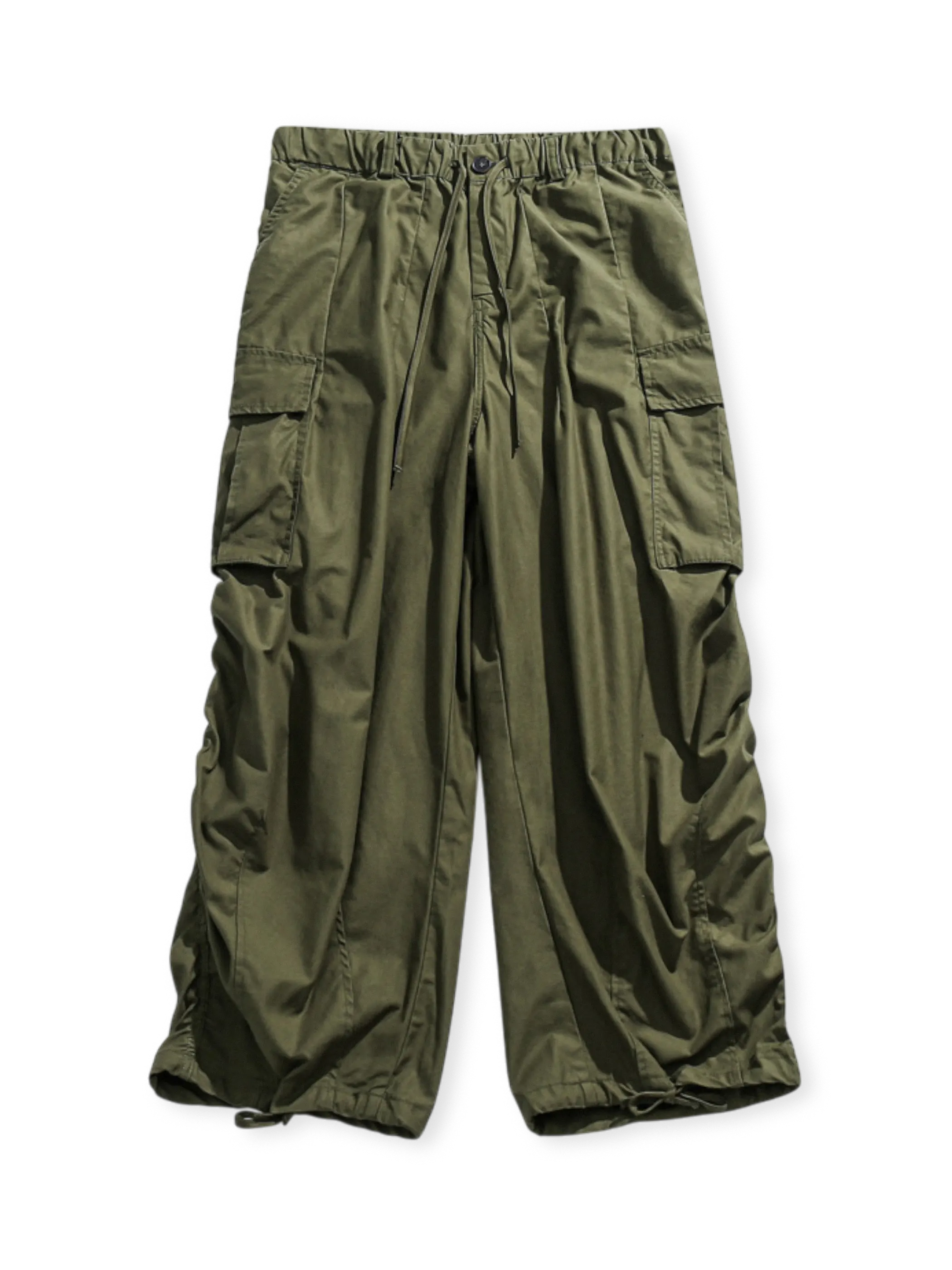 立体ポケットと調節可能ウエストを備えたアメリカンワークスタイルのワークパンツ。耐久性と快適性が特徴。