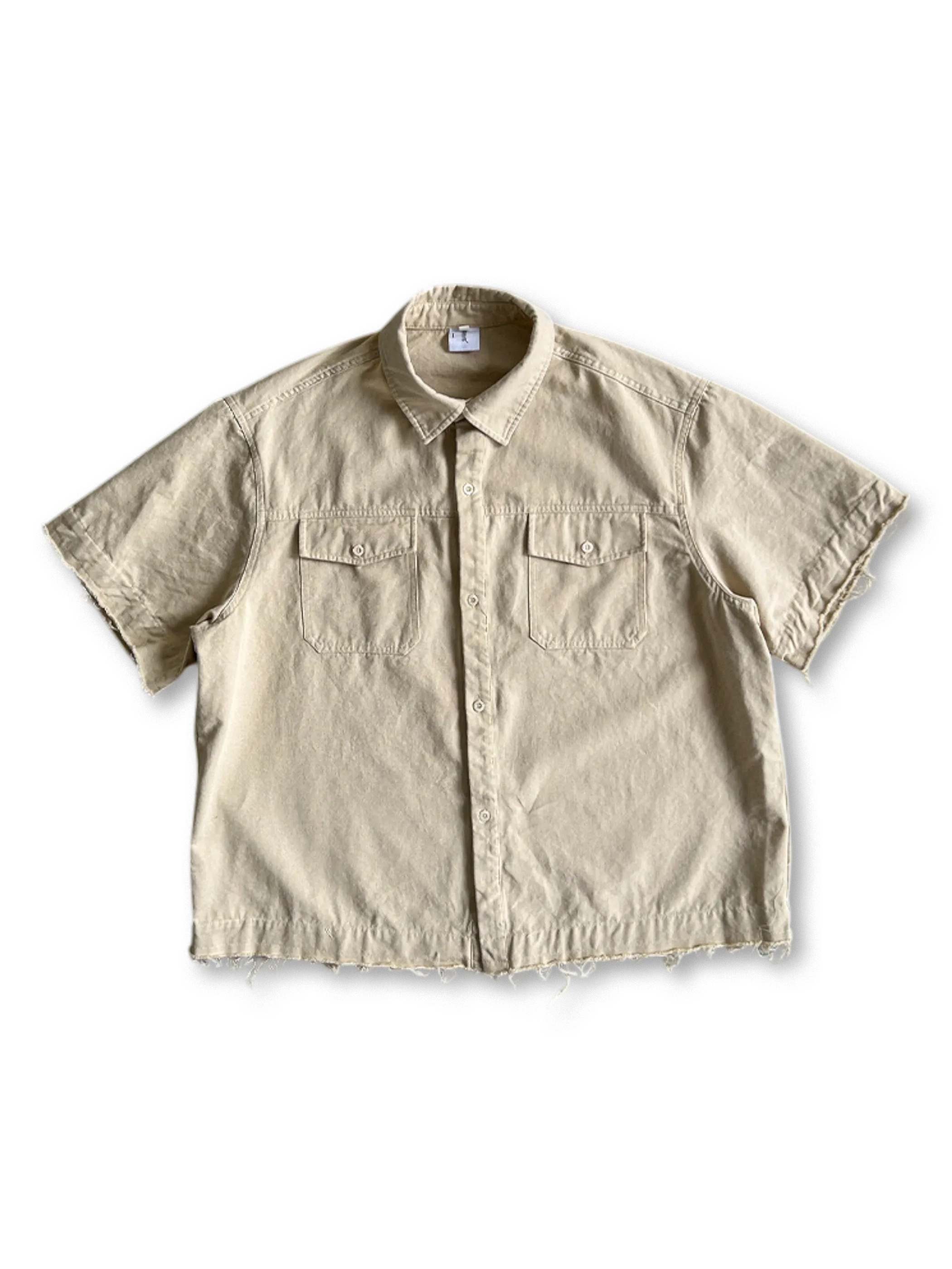 ゆったりシルエットと胸ポケットが特徴のコットンショートスリーブシャツ