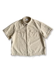 ゆったりシルエットと胸ポケットが特徴のコットンショートスリーブシャツ