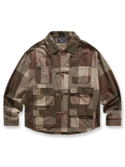 多ポケットとチェック柄が融合したワークテイストのシャツ