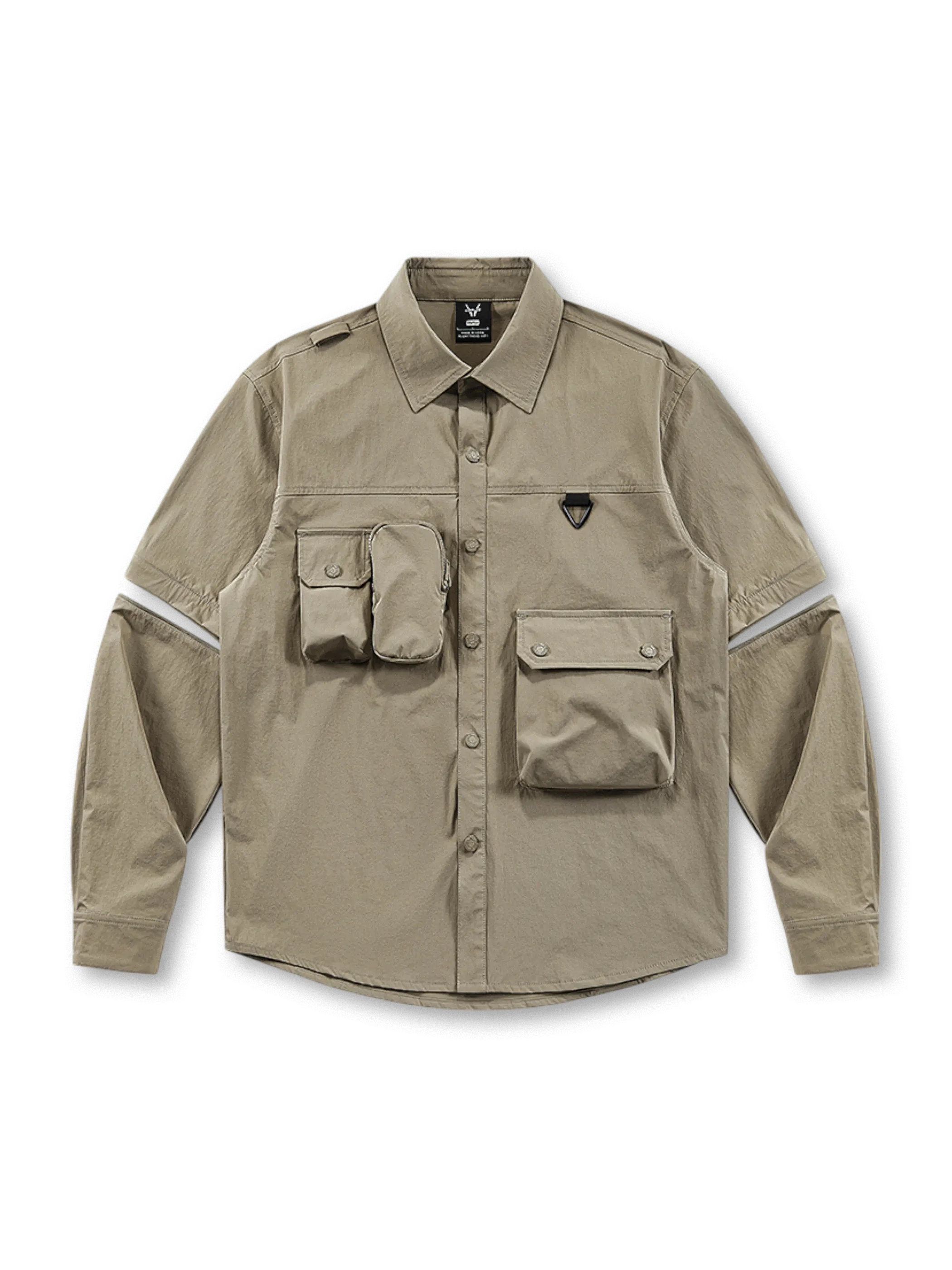 複数ポケットとショルダーストラップ風デザインが特徴の軽量機能性ワークシャツ。耐久性と動きやすさを両立